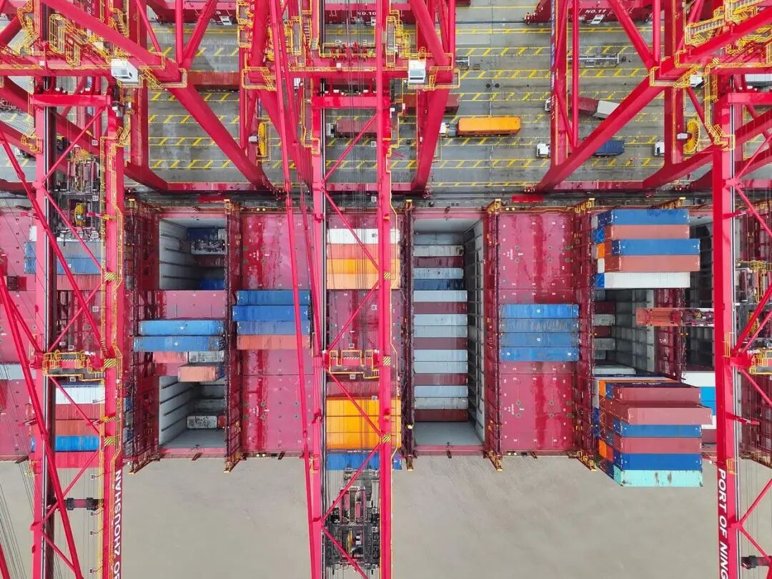 寧波舟山港迎新年首艘"海上巨無(wú)霸"，內(nèi)貿(mào)集裝箱海運(yùn)開(kāi)啟新篇章