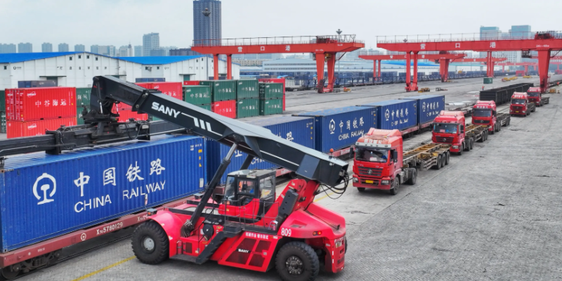 云南昆明至營口鲅魚圈首列“一單制”多式聯(lián)運(yùn)班列鳴笛啟程